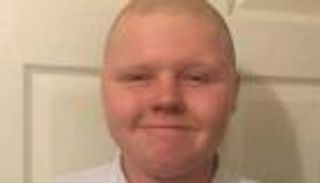 تلميذ يحلق شعره لصالح حملة خيرية.. وهكذا تصرفت مدرسته