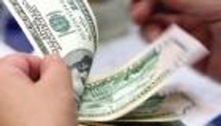 مصريون يأملون تراجع الدولار بعد وفرة معروضه