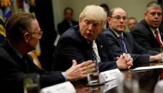   ترامب يجتمع مع مستشاريه في البيت الأبيض. رويترز 