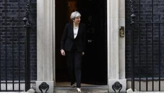 تيريزا ماي تدعو لضبط الحدود (رويترز)