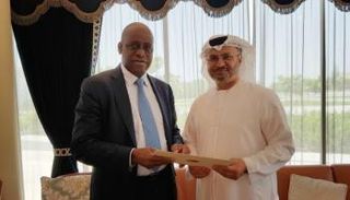 الدكتور أنور بن محمد قرقاش يتسلم الرسالة