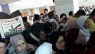 بالصور.. حل أزمة المعتمرين المصريين العالقين بمطار القاهرة