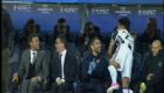 بالفيديو.. ألفيس يداعب دكة برشلونة