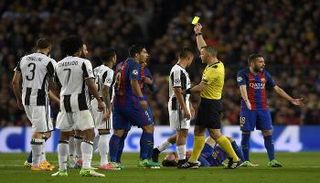 البرازيلي نيمار يحصل على بطاقة صفراء