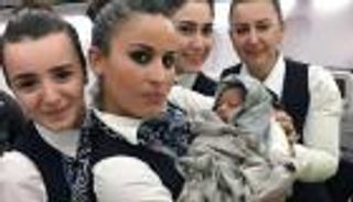 بالصور. أصغر موظف في العالم.. رضيع يضمن عمله بالطيران التركي