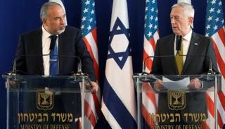 وزير الدفاع الأمريكي جيم ماتيس في المؤتمر الصحفي مع ليبرمان