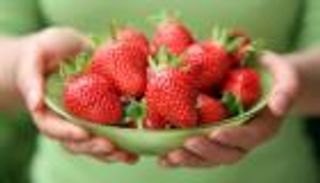 للسيدات.. الفراولة يوميا تقي من سرطان الثدي