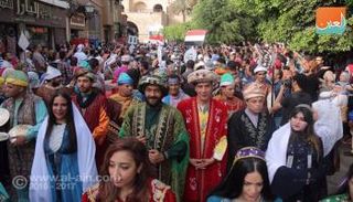 جانب من عرض مهرجان الطبول في شارع المعز العريق