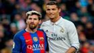قبل الكلاسيكو.. ميسي ورونالدو يتعانقان في برشلونة