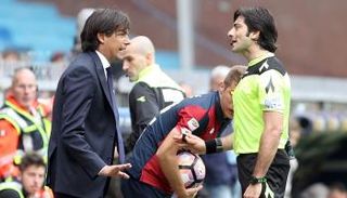 إنزاجي يتحدث مع حكم مباراة لاتسيو وجنوى