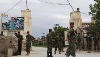 جنود أمام موقع الهجوم (رويترز)