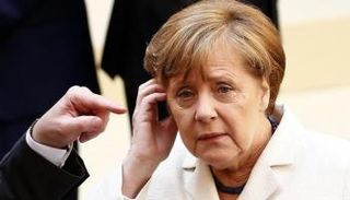 ميركل محاصرة بانتقادات لاذعة لقبولها تدفق اللاجئين (رويترز)