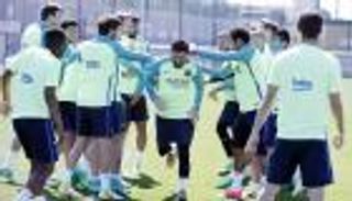 فيديو.. لاعبو برشلونة يضربون ميسي وبيكيه في التدريبات
