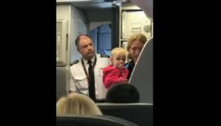 الموظف انتزع عربة أطفال من المرأة وضربها وكاد يصيب طفلها