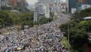 بالصور.. خريف مادورو.. عشرات القتلى والجرحى بمظاهرات رحيل "ديكتاتور فنزويلا"