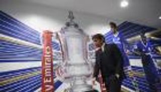 جمهور تشيلسي يدعم كونتي بطائرة