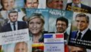 هولاند وأبرز المرشحين لخلافته يدلون بأصواتهم