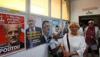 صورة لوبان تغيب عن ملصقات المرشحين في الخارج (رويترز)