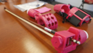 بالصور..  ذراع صناعي يحقق حلم إيزابيلا في عزف الكمان