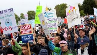 مسيرات في مدن أمريكية للاحتفال بيوم العلم 