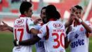 الوداد يفوز بالديربي ويقترب من لقب الدوري المغربي