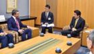 عبدالله بن زايد يلتقي رئيس وزراء اليابان