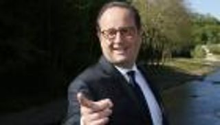 هولاند يعلن تأييده لماكرون رئيسا لفرنسا: لوبان "مجازفة"