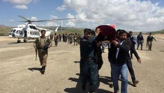 جنازة أحد ضحايا الهجوم على قاعدة للجيش الأفغاني