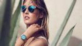 بالصور: أحدث صيحات الموضة.. نظارات شمسية عاكسة مع فساتين سهرة