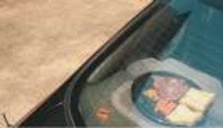 تايلاندي يطهو وجبة بأشعة الشمس داخل سيارته