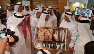 لوحة تذكارية تجمع الشيخ زايد بن سلطان وملوك السعودية