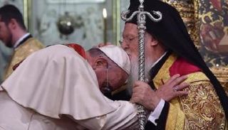  برثلماوس الأول يقبل رأس بابا الفاتيكان