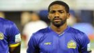 النصر يلجأ للفيفا في أزمة "خميس" والهلال يشكو اللاعب