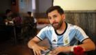 شاهد.. شبيه ميسي يخطف الأضواء في إيران