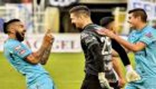 بالفيديو.. حارس يسجل هدفا خرافيا في الوقت القاتل 