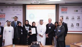 وفد بلدية دبي خلال استلام الجائزة