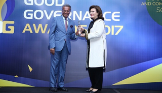 سوسن جعفر تتسلم الجائزة نيابة عن الشيخة جواهر القاسمي