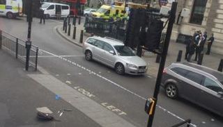 حقيبة مملوئة بالسكاكين وجدت بحوزة مشتبه به