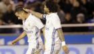 الريال يسحق ديبورتيفو ويواصل الصراع مع برشلونة