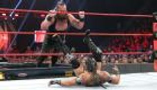 كاليستو ينتقم من سترومان في نزال "صندوق القمامة"