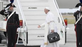 بابا الفاتيكان خلال توجهه إلى مصر (الفرنسية)