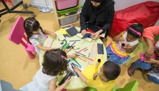 "ركن الإبداع" في "أبوظبي للكتاب" يعزز مفاهيم القراءة والتعلم المبتكر