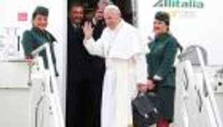 بابا الفاتيكان يغادر روما متوجها إلى القاهرة 