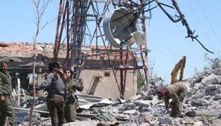 الأكراد يفحصون الأضرار بموقع تعرض لقصف تركي - أرشيفية