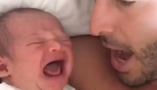  دانيال إيسنمان مع طفلته 