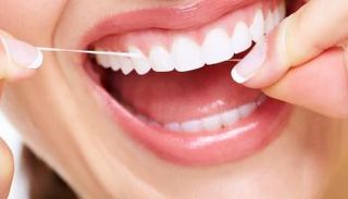 تنظيف الأسنان عن طريق الخيط