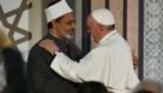 بالصور.. عناق الأديان بين شيخ الأزهر وبابا الفاتيكان