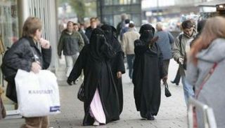 منتقبات في إحدى شوارع أوروبا - أرشيفية