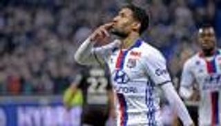 ليون يتخطى أنجيه في الدوري الفرنسي