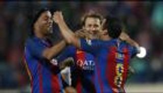بالفيديو.. رونالدينيو يقود برشلونة للفوز بكلاسيكو الأساطير